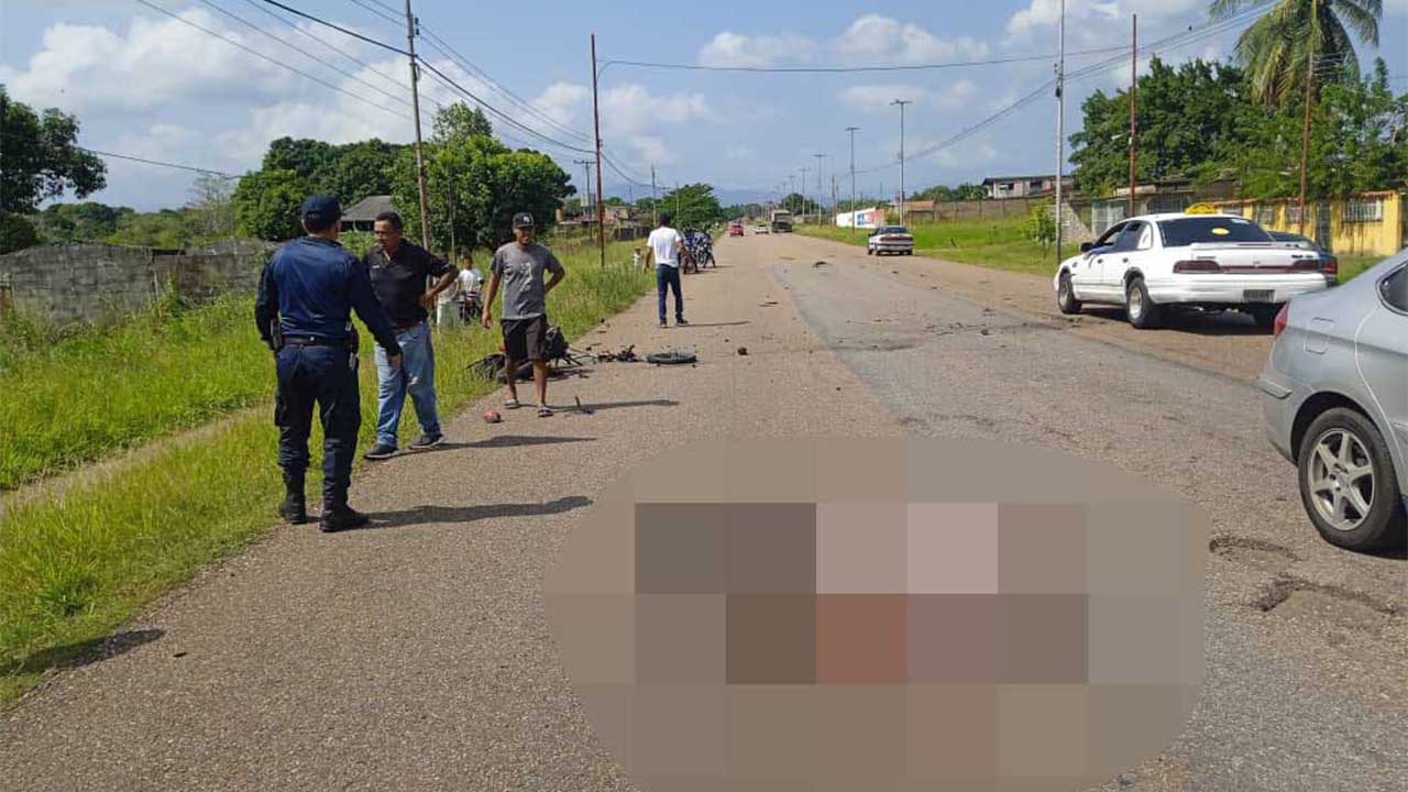 Dos muertos tras choque entre moto y camión en Pueblo Nuevo II