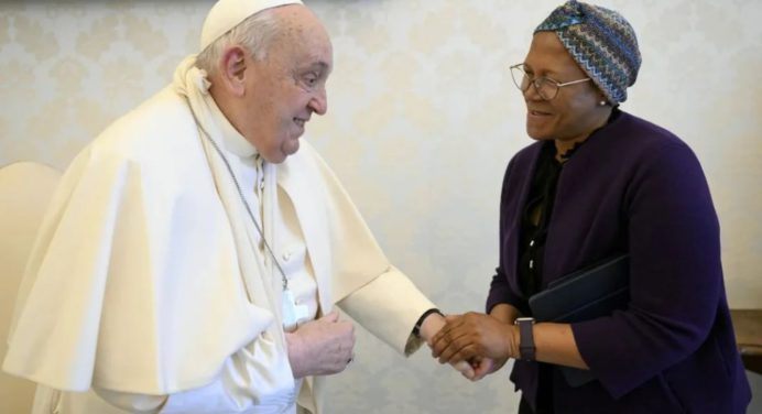 El Papa Francisco sufrió una caída y se lastimó un brazo (+VIDEO)