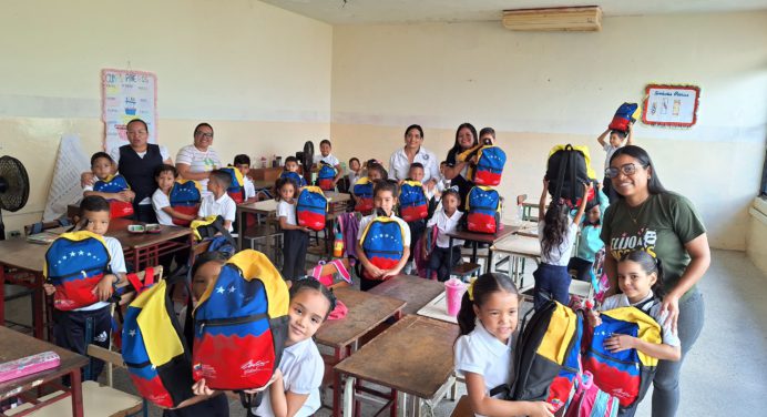 Entregan kits educativos a estudiantes de Santa Bárbara de Tapirín