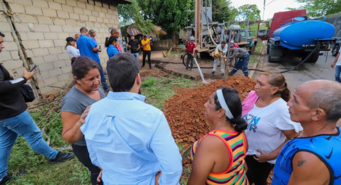 Ernesto Luna supervisa perforación del pozo de agua en sector Cecilia Núñez Sucre