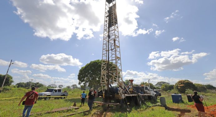 Gobernador Ernesto Luna agiliza perforación de pozo de agua el sector El Proceso