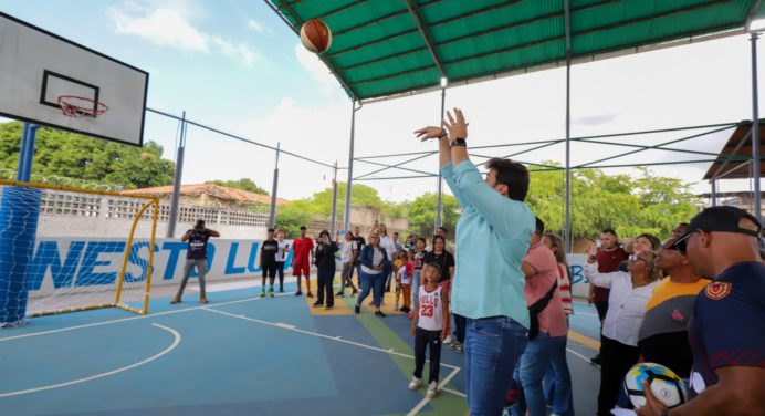 Gobernador Ernesto Luna entrega tres planteles recuperados en Villa Heroica