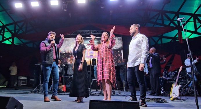 Gobernador Luna y Alcaldesa Fuentes recibieron el 2025 en la concha acústica con el pueblo
