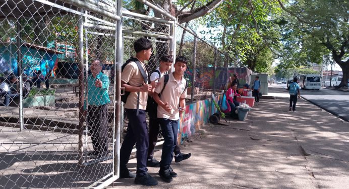 Gran afluencia de estudiantes en los planteles educativos de Maturín