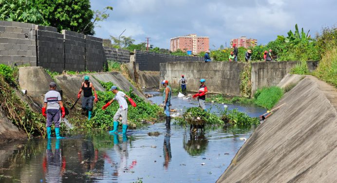 Iniciaron saneamiento del caño Los Guaros