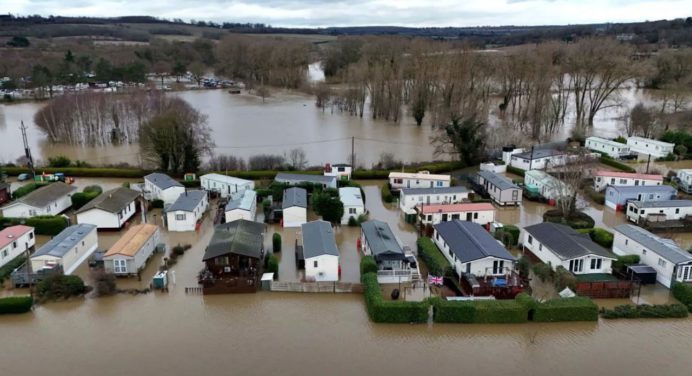 Inundaciones en el Reino Unido: Cientos de alertas emitidas