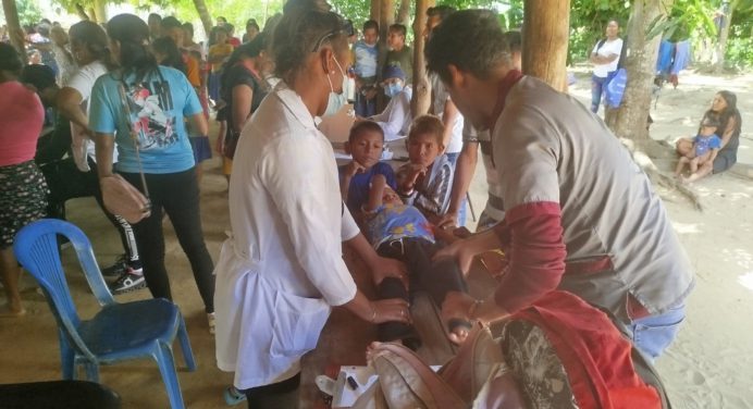 Llevan jornada médica a comunidad indígena fluvial de San José de Buja