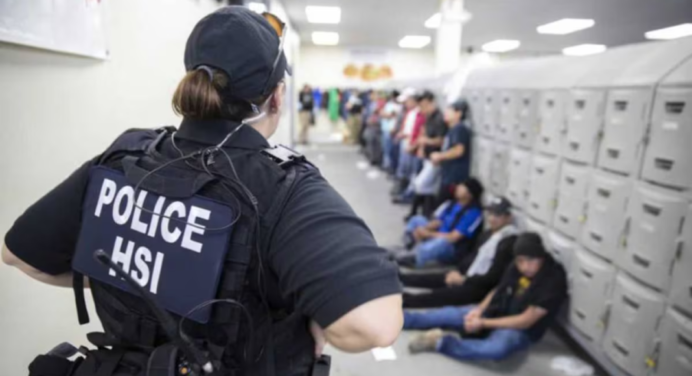Más de 300 migrantes detenidos durante primer día de redadas anunciado por Trump