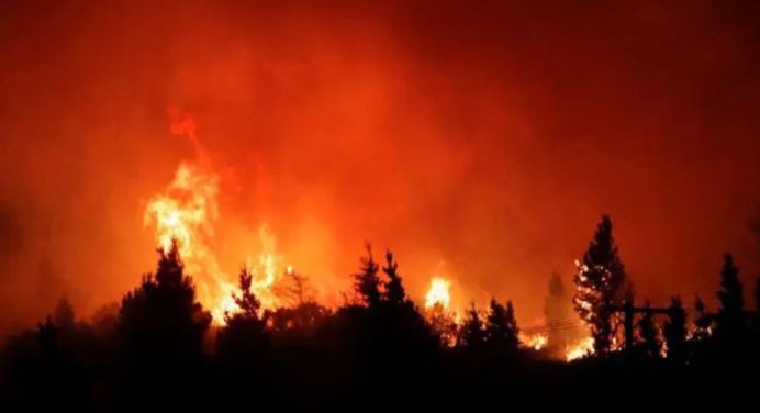 Más de 300 turistas y familias son evacuados tras en incendio en la Patagonia argentina