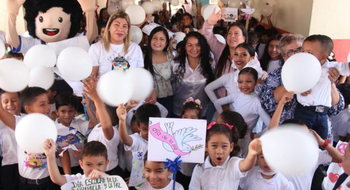 Más de Mil 900 escuelas celebran el día de la no violencia y la paz