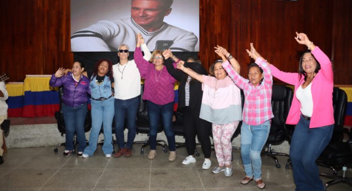 Mujeres sostuvieron encuentro con el actor Fernando Carrillo en el Clsem