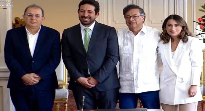 Petro refuerza su gabinete juramentado a la nueva canciller de Colombia