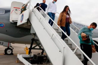 Primer avión con deportados