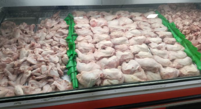 Recortes y patas de pollo es lo más comprado por los consumidores