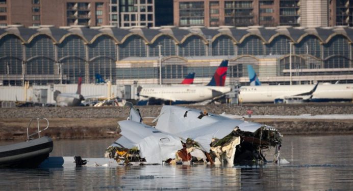 Recuperan la caja negra del avión siniestrado en Washington