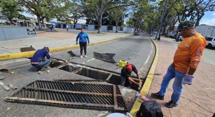 Reparan alcantarillas de la avenida Bolívar