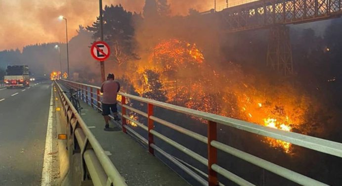 Amplían toque de queda en el sur de Chile para prevenir incendios forestales