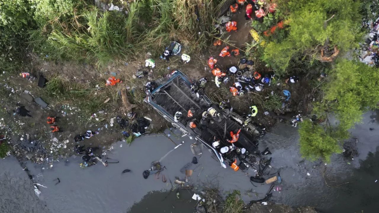 Ascienden a 51 los fallecidos en accidente de bus en Guatemala (+FOTOS)