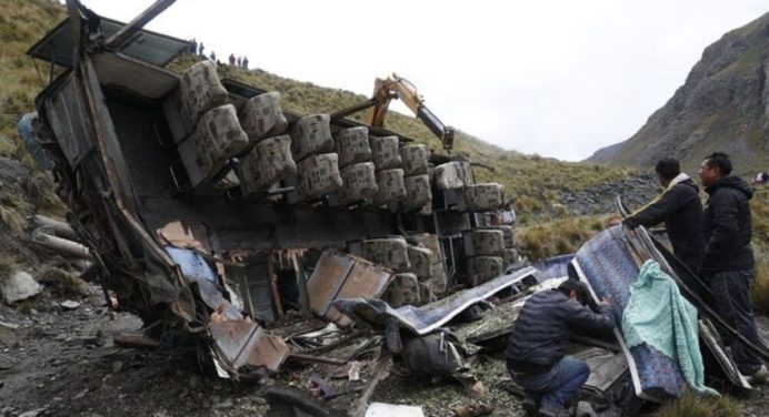 Caída de autobús por un barranco deja 31 muertos y 15 heridos en Bolivia
