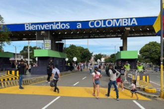 conexiones aéreas y terrestres