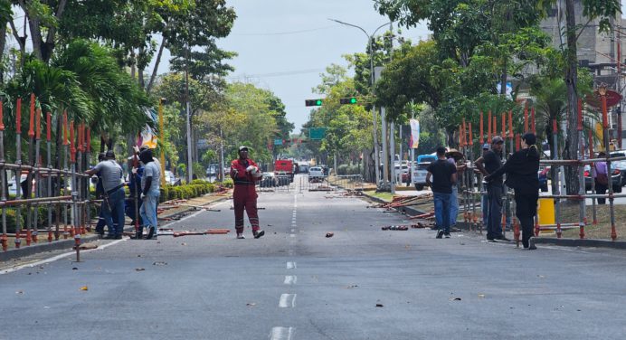 Carnaval 2025: Instaladas gradas y barricadas en la avenida Raúl Leoni