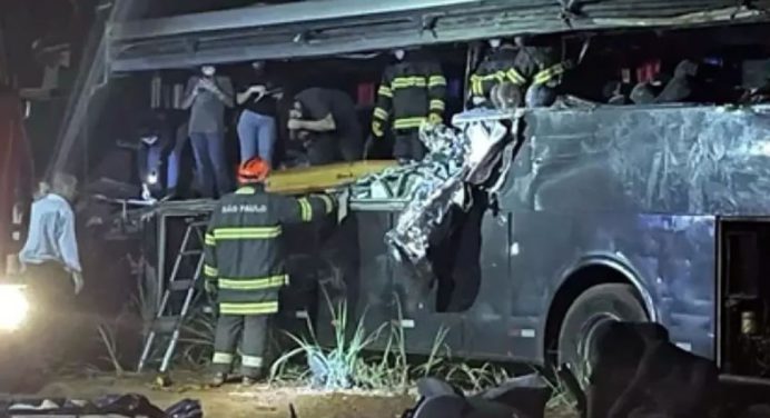 Choque entre un camión y autobús universitario en São Paulo cobra 12 vidas