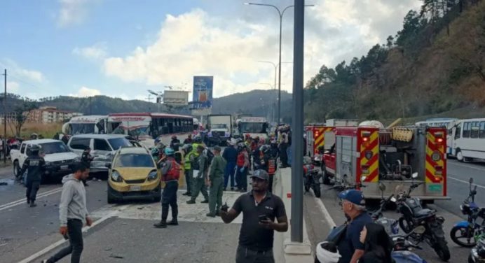 Choque múltiple en la bajada de Tazón deja dos fallecidos