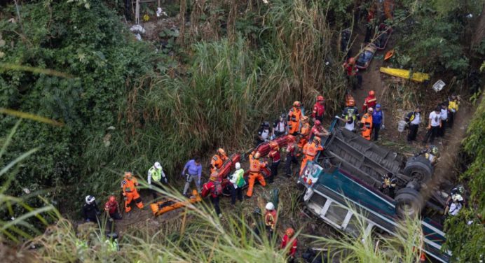 Colisión de autobús al norte de Guatemala deja 14 pasajeros fallecidos