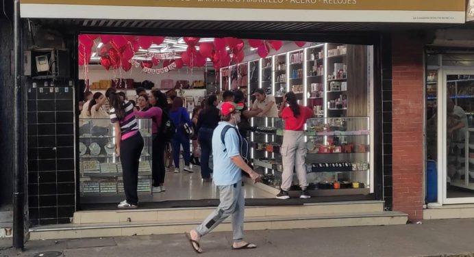 Comercio con variadas ofertas para celebrar el amor y la amistad