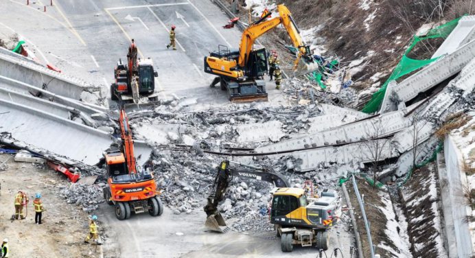 Derrumbe de un puente en construcción en Corea del Sur deja 4 muertos y 6 heridos