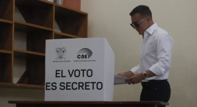 Ecuador 2025: Candidato a la reelección Daniel Noboa ejerce su voto