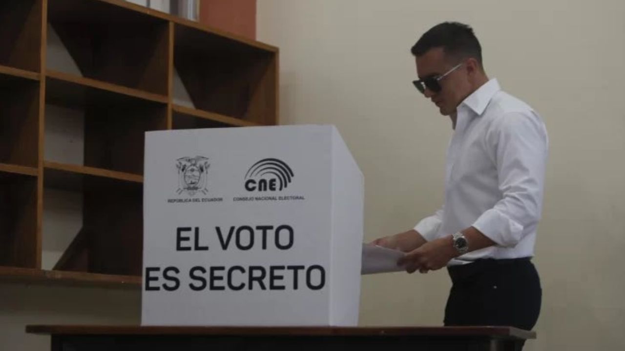 Ecuador 2025: Candidato a la reelección Daniel Noboa ejerce su voto