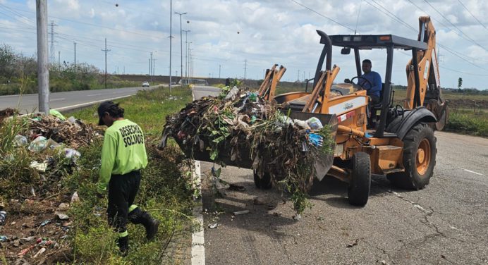 Eliminan vertederos improvisados de basura en autopista La Vinotinto de Maturín
