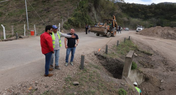 Gobernador Ernesto Luna supervisa asfaltado en Caripe