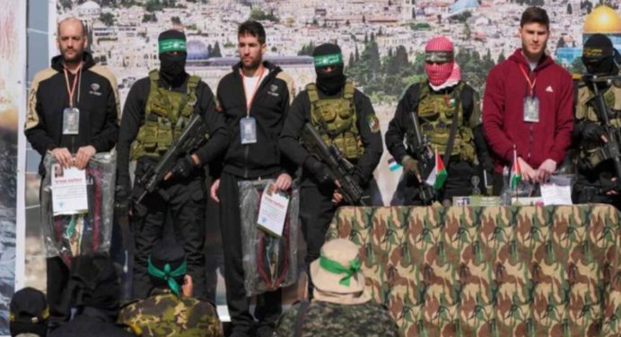 Hamás libera a tres rehenes israelíes en Gaza