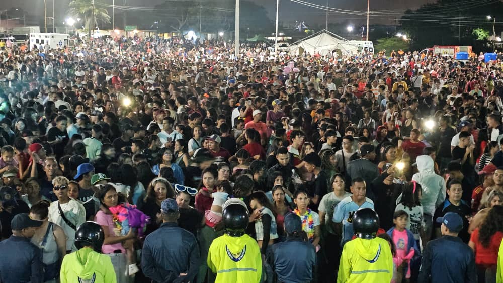 Maturineses gritaron ¡Carnaval! en la redoma de la UDO 2 maturineses gritaron carnaval en la redoma de la udo laverdaddemonagas.com grito2