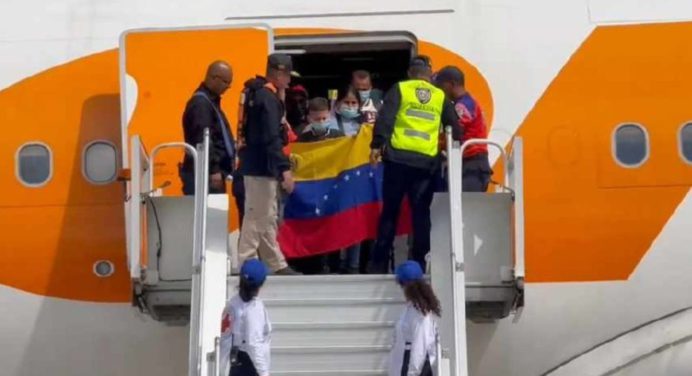 Nuevo vuelo: 242 migrantes venezolanos llegaron desde México