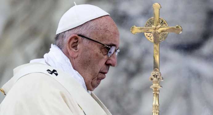 Papa Francisco sufre crisis respiratoria y permanece en estado crítico