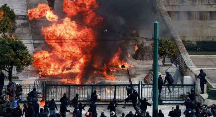 Protestas en Grecia: Más de 100 detenidos y 50 heridos en enfrentamientos