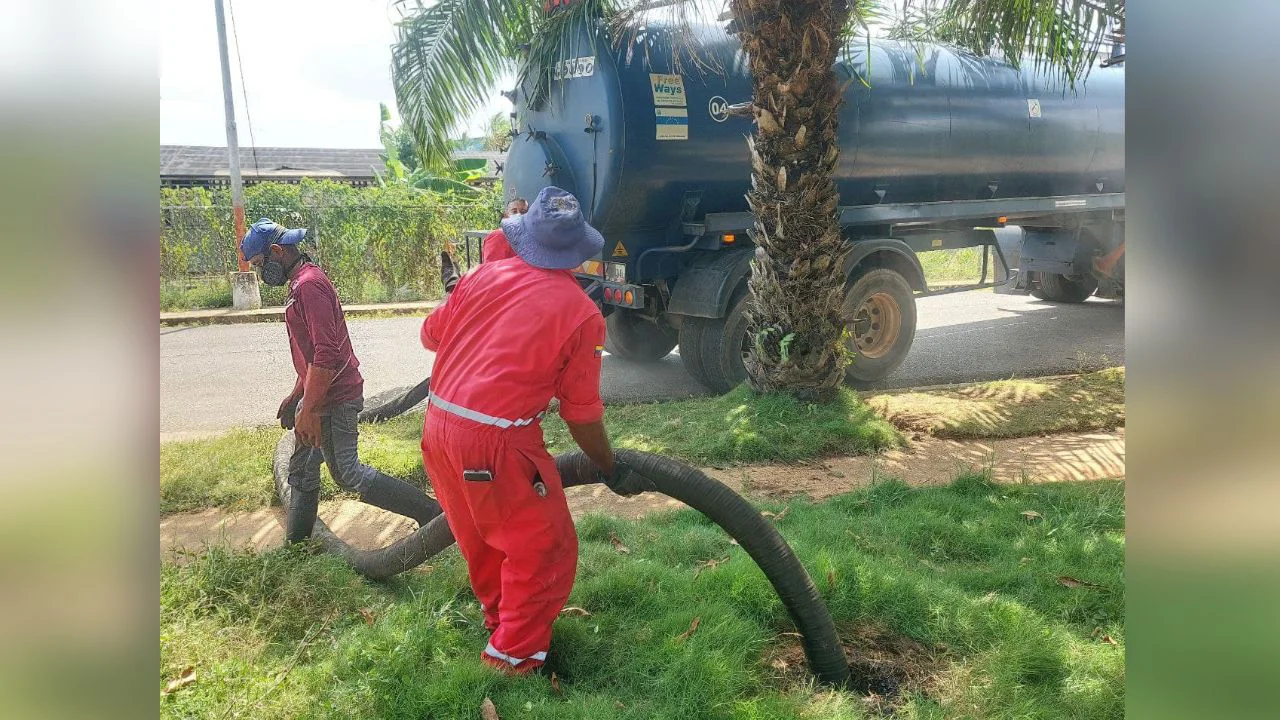 Realizan saneamiento de red de aguas servidas en sectores de Caicara