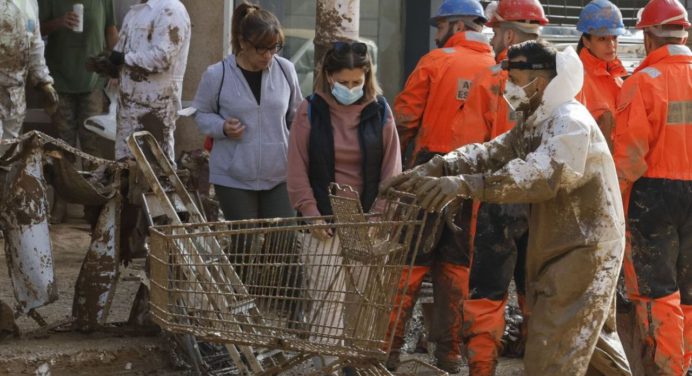 Regularización en España para 26,000 migrantes afectados por la dana