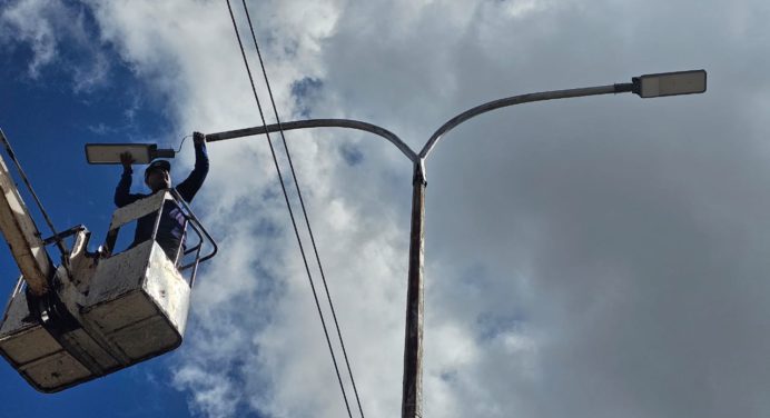Sustituyen más de 60 luminarias en la avenida Bella Vista de Maturín