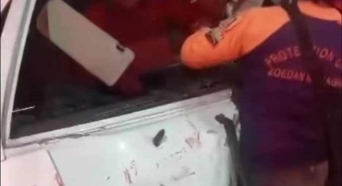 Tres heridos dejó choque de minivan contra una residencia en Fundemos