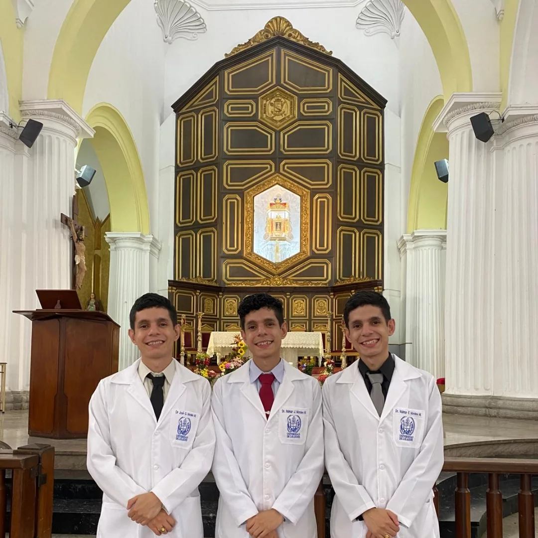 Trillizos Morales Maldonado hacen historia y se gradúan de médicos con honores 2 trillizos morales maldonado hacen historia y se graduan de medicos cirujanos laverdaddemonagas.com image