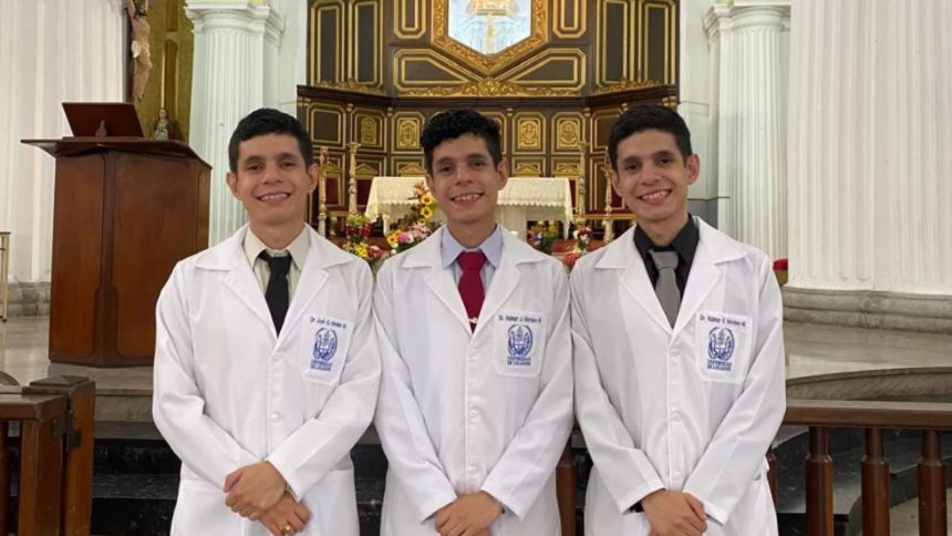 Trillizos Morales Maldonado hacen historia y se gradúan de médicos con honores 1 trillizos morales maldonado hacen historia y se graduan de medicos cirujanos laverdaddemonagas.com la verdad de monagas 2025 02 22t120914.936