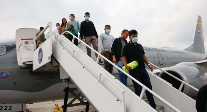 Unos 91 colombianos deportados desde EE.UU. son recibidos en su país