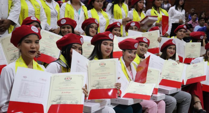 130 nuevos profesionales reciben títulos como médicos y odontólogos en Monagas