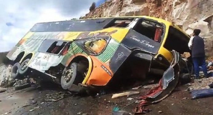 14 muertos y 29 heridos al chocar un autobús contra una roca en Bolivia