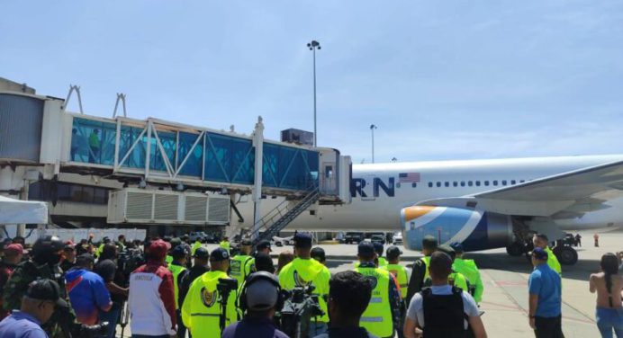 175 migrantes venezolanos llegan al país en un vuelo desde EE.UU.