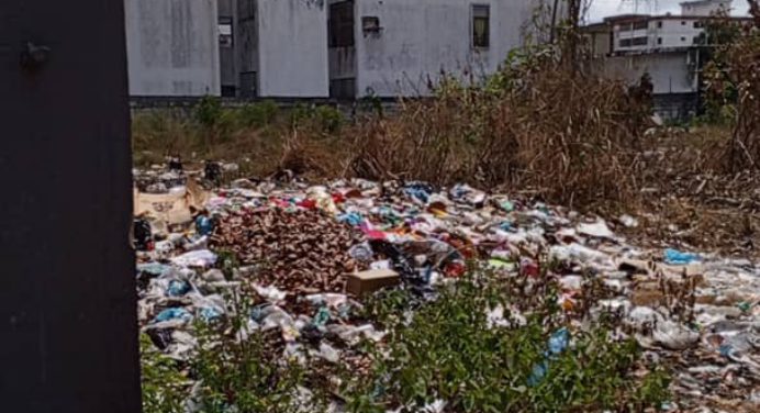 Botan y queman basura en terrenos abandonados del Paseo Bolívar